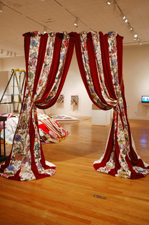 h_open_curtain